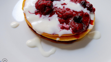 Cream cheese pancake with berries compote