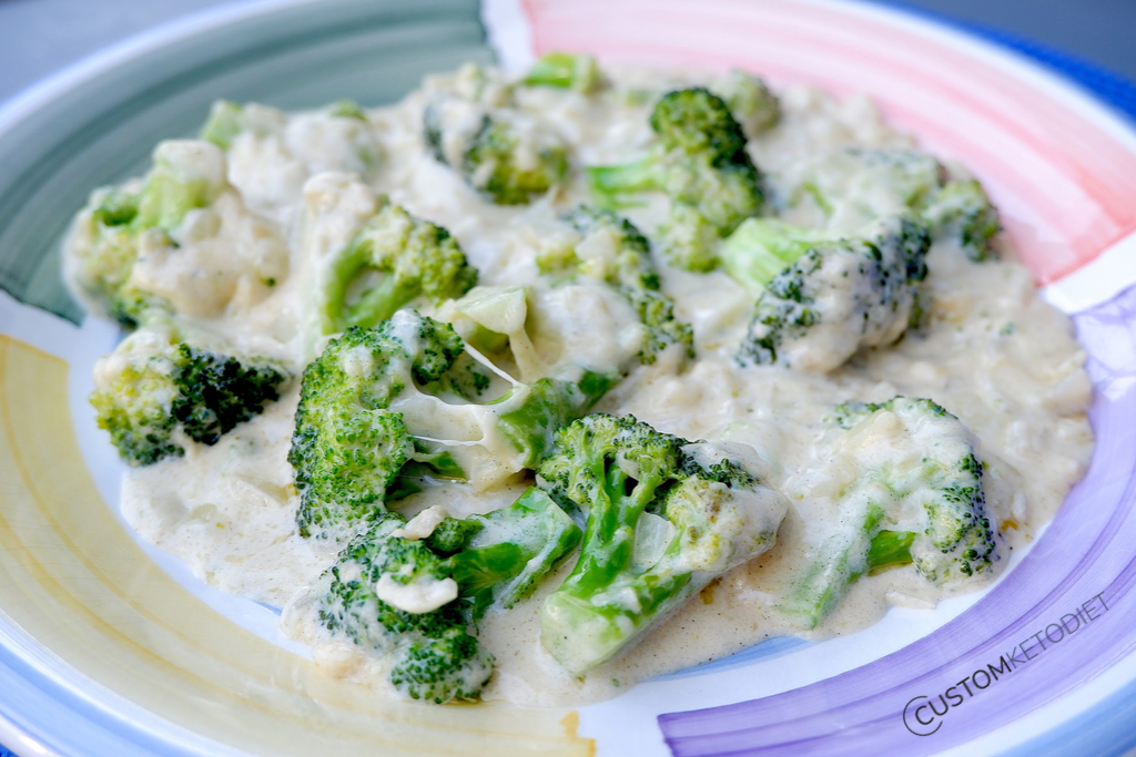 Keto Broccoli in Mozzarella and Parmesan Sauce